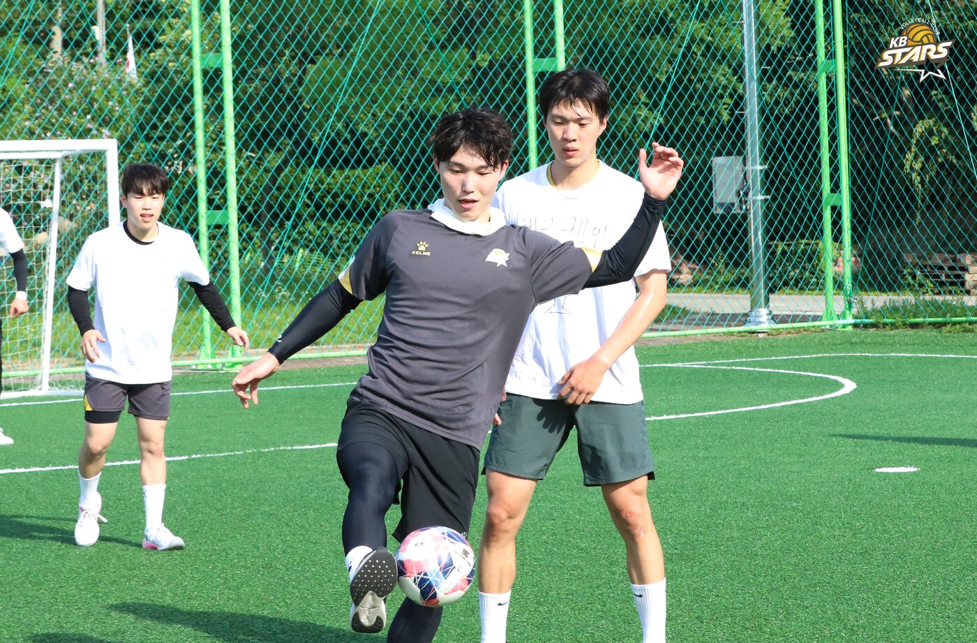 본문 이미지 - KB손해보험 선수들이 하계 전지훈련에서 축구로 훈련하고 있다.(KB손해보험 제공)  