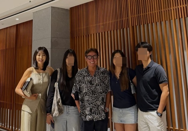 윤종신, 가족 사진 공개…훤칠한 아들·아빠보다 큰 딸들 [N샷]