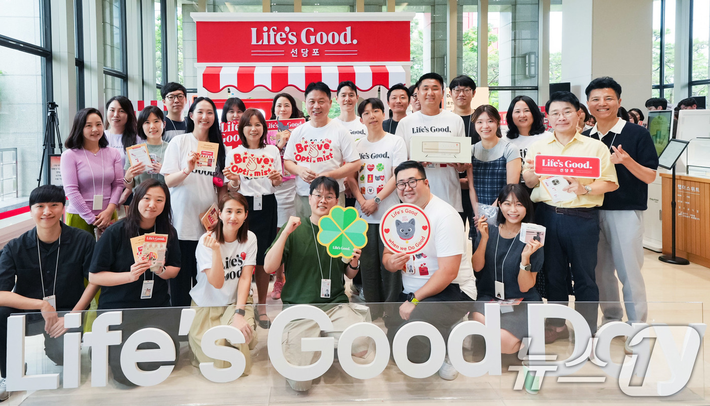 (서울=뉴스1) = 류재철 LG전자 CEO가 지난 13일 서울 여의도 LG트윈타워에서 열린 브랜드 이벤트 '라이프스굿 데이(Life's Good Day)'에서 임직원들과 기념촬영을 …