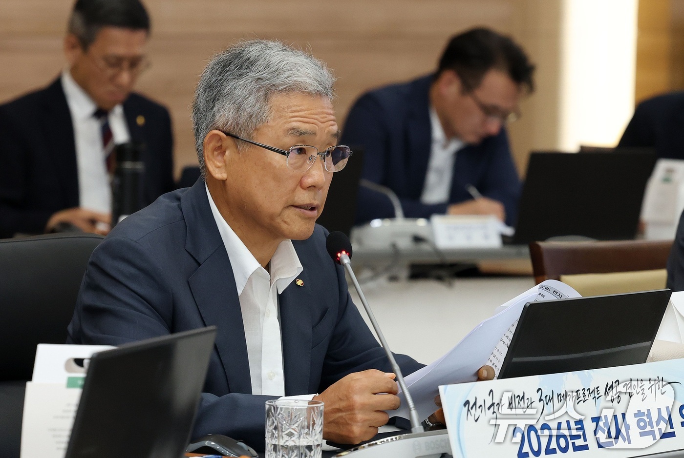 (서울=뉴스1) = 김동철 한국전력공사 사장이 지난 13일 전남 나주 본사에서 열린 전기국가 비전과 '3대 메가프로젝트' 성공 견인을 위한 '2026년 전사 혁신 워크숍'에서 발언 …