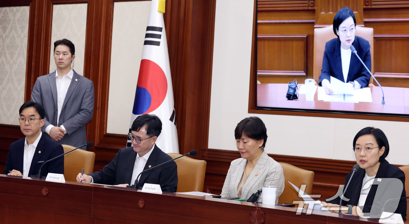 본문 이미지 - 한성숙 국무총리가 15일 오전 서울 종로구 세종대로 정부서울청사에서 열린 제15차 비상경제점검회의에서 모두 발언을 하고 있다. 2026.7.15 ⓒ 뉴스1 김명섭 기자