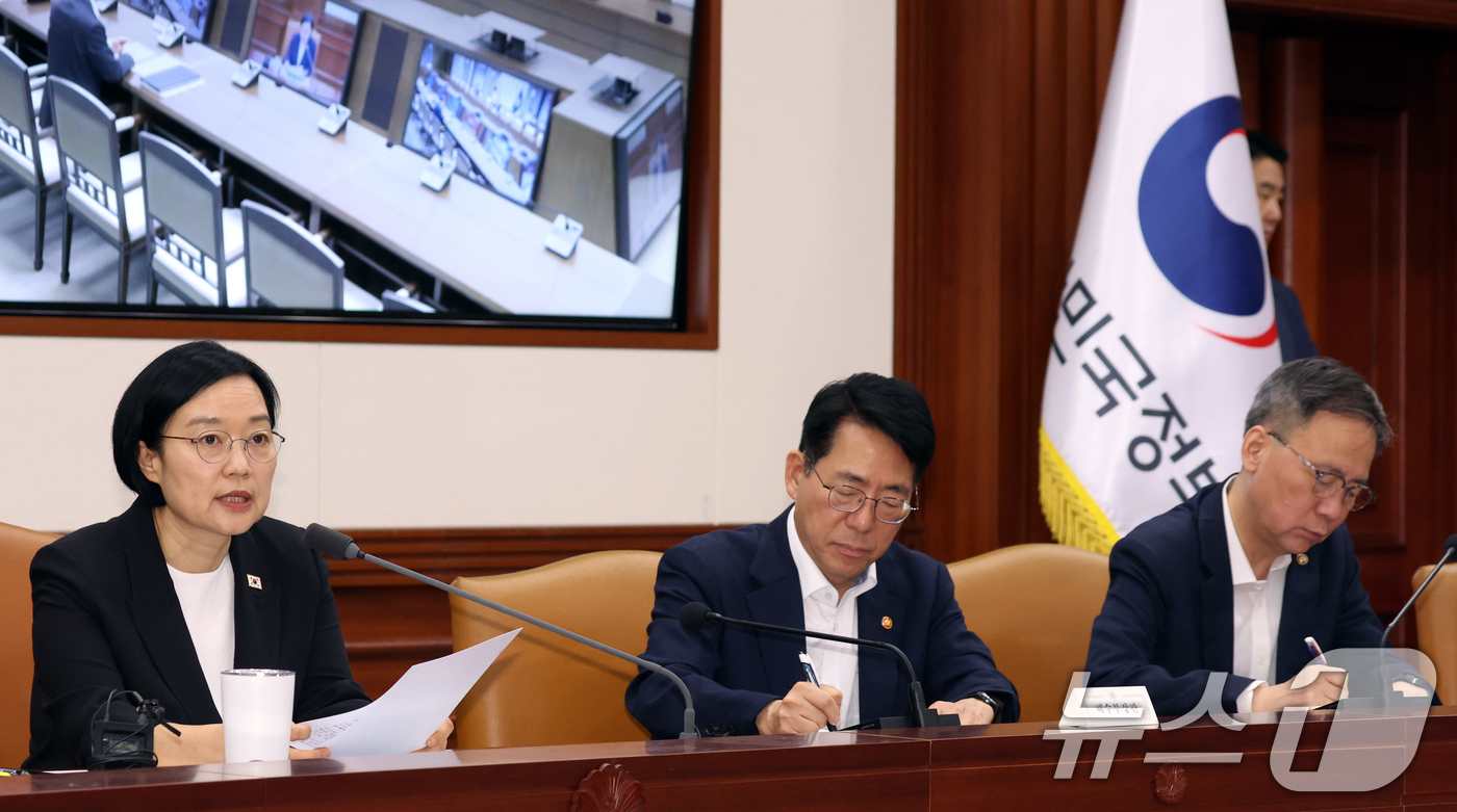 (서울=뉴스1) 김명섭 기자 = 한성숙 국무총리가 15일 오전 서울 종로구 세종대로 정부서울청사에서 열린 제15차 비상경제점검회의에서 모두 발언을 하고 있다.  2026.7.15/ …