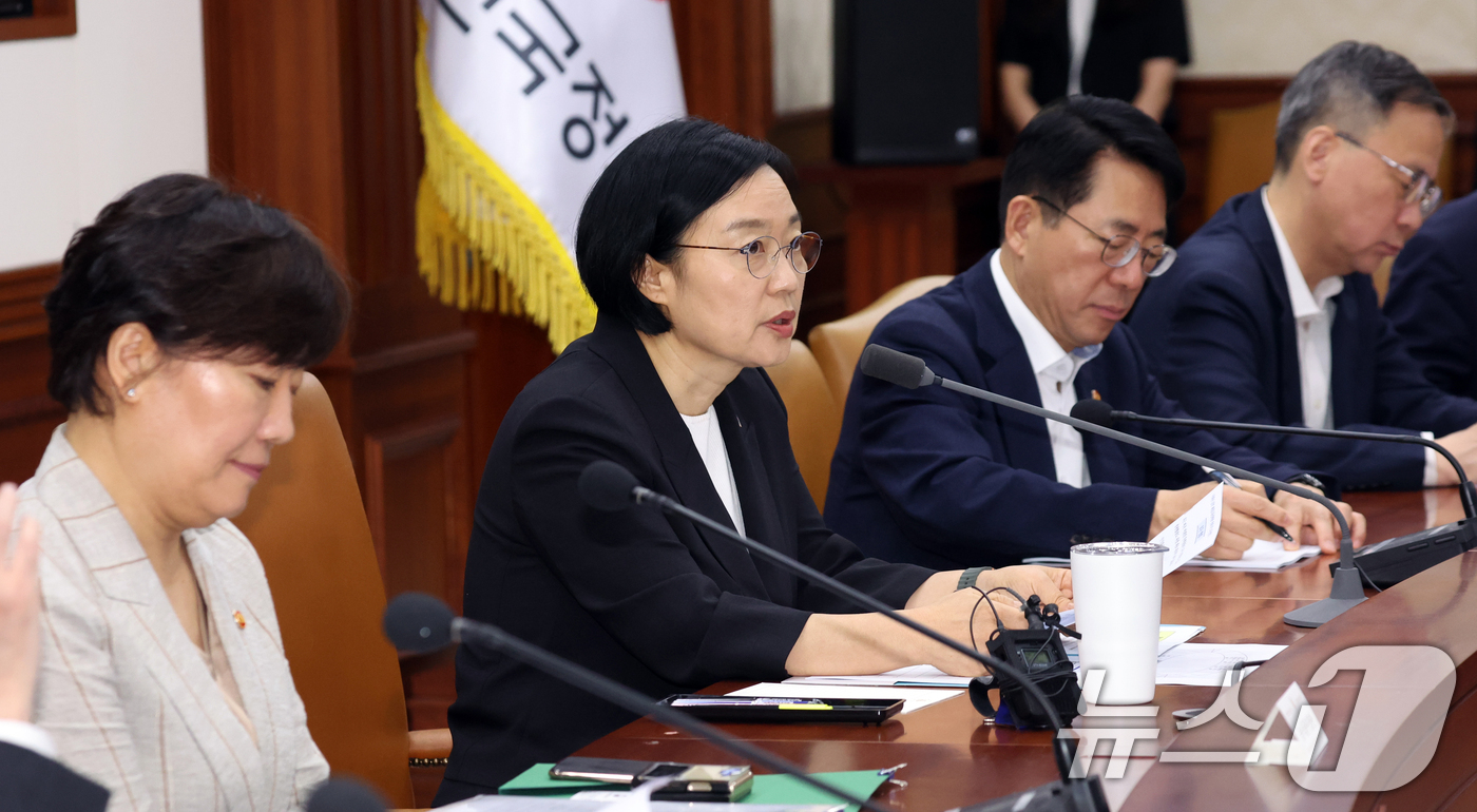 (서울=뉴스1) 김명섭 기자 = 한성숙 국무총리가 15일 오전 서울 종로구 세종대로 정부서울청사에서 열린 제15차 비상경제점검회의에서 모두 발언을 하고 있다.  2026.7.15/ …