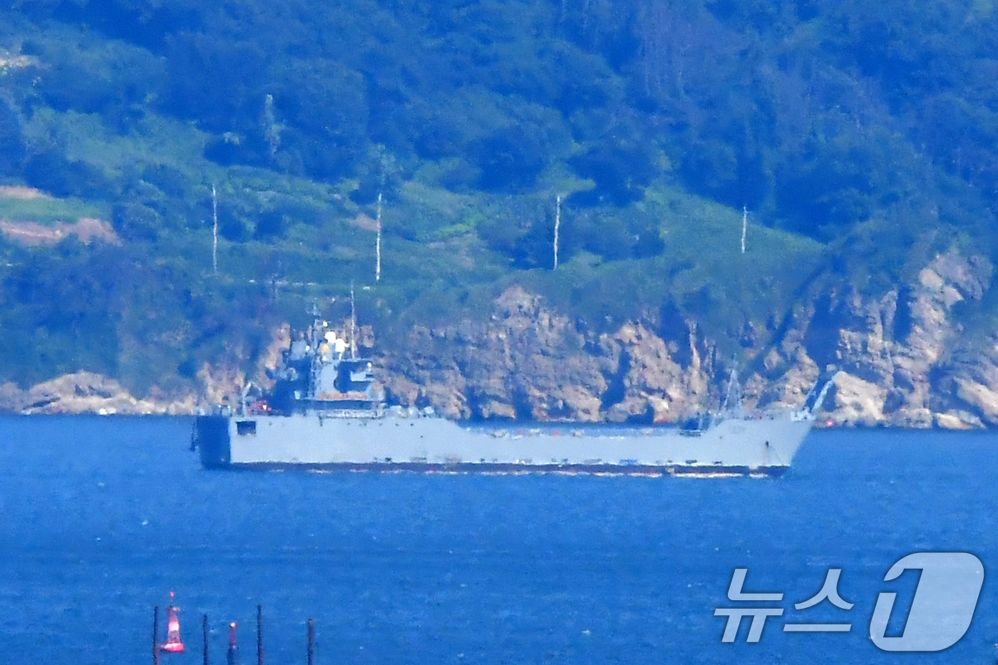 (포항=뉴스1) 최창호 기자 = 15일 경북 포항시 남구 해안에서 연합합동 지속지원훈련(CJST)이 시작됐다.전날 오후 훈련에 참가한 미 대형 수송선과 대한민국 해군 대형 수송함( …