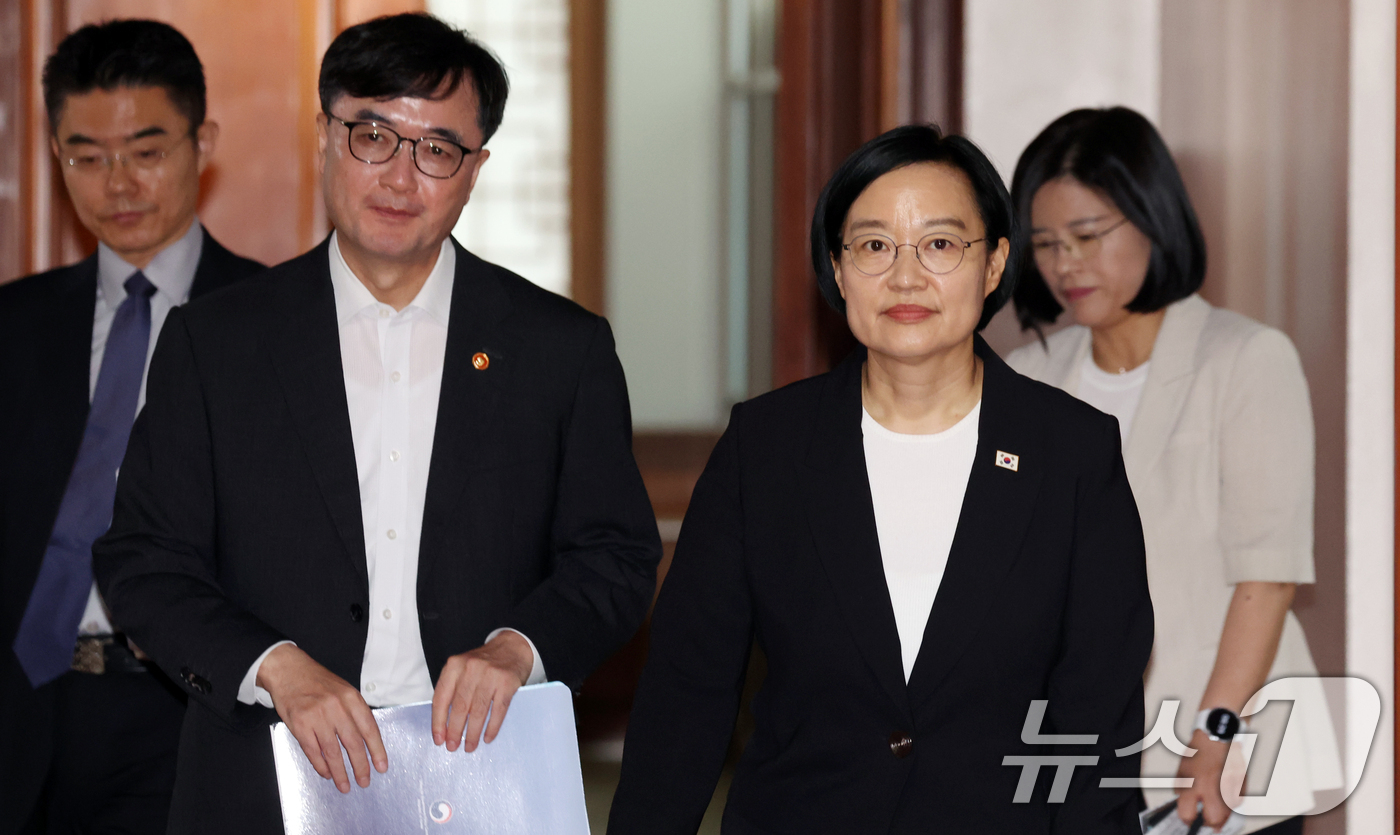 (서울=뉴스1) 김명섭 기자 = 한성숙 국무총리가 15일 오전 서울 종로구 세종대로 정부서울청사에서 열린 제15차 비상경제점검회의에 참석하고 있다. 2026.7.15/뉴스1