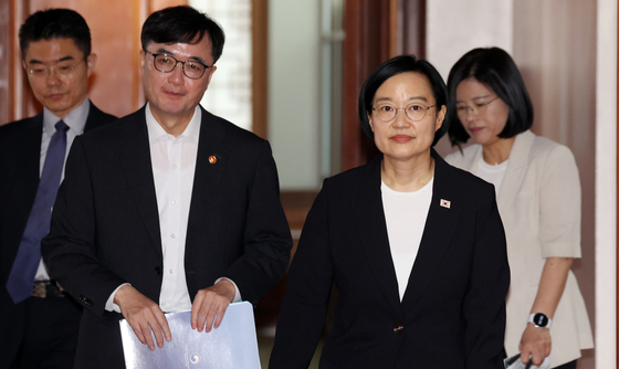 비상경제점검회의 참석하는 한성숙 총리