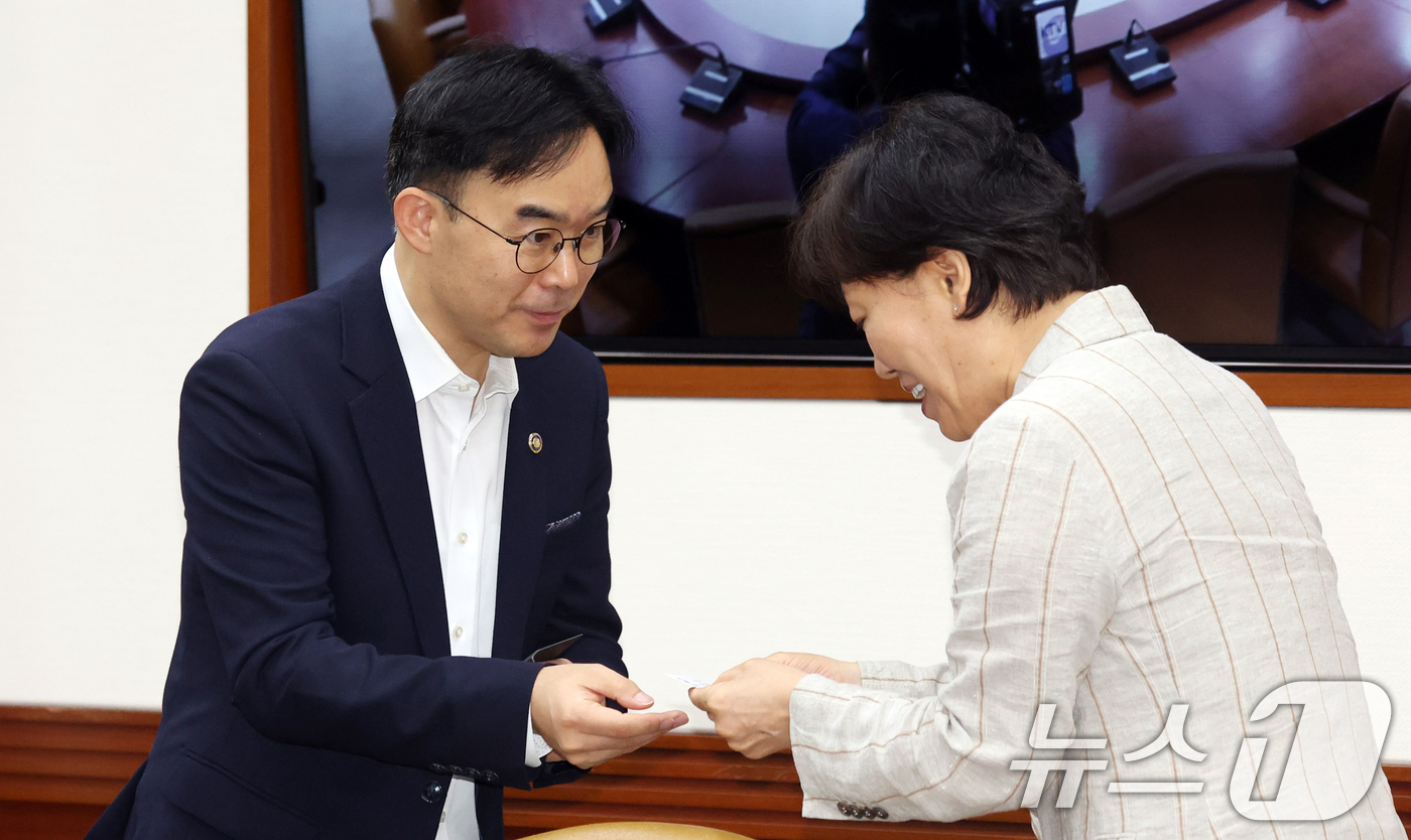 (서울=뉴스1) 김명섭 기자 = 채이배 국무총리비서실장이 15일 오전 서울 종로구 세종대로 정부서울청사에서 열린 제15차 비상경제점검회의에서 송미령 농림축산식품부 장관과 인사를 하 …
