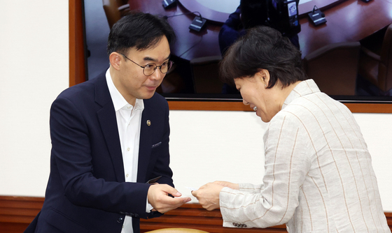 송미령 장관과 인사하는 채이배 국무총리비서실장