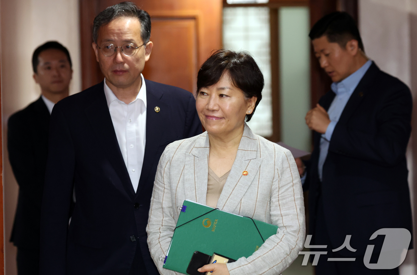 (서울=뉴스1) 김명섭 기자 = 송미령 농림축산식품부 장관이 15일 오전 서울 종로구 세종대로 정부서울청사에서 열린 제15차 비상경제점검회의에 참석하고 있다.  2026.7.15/ …