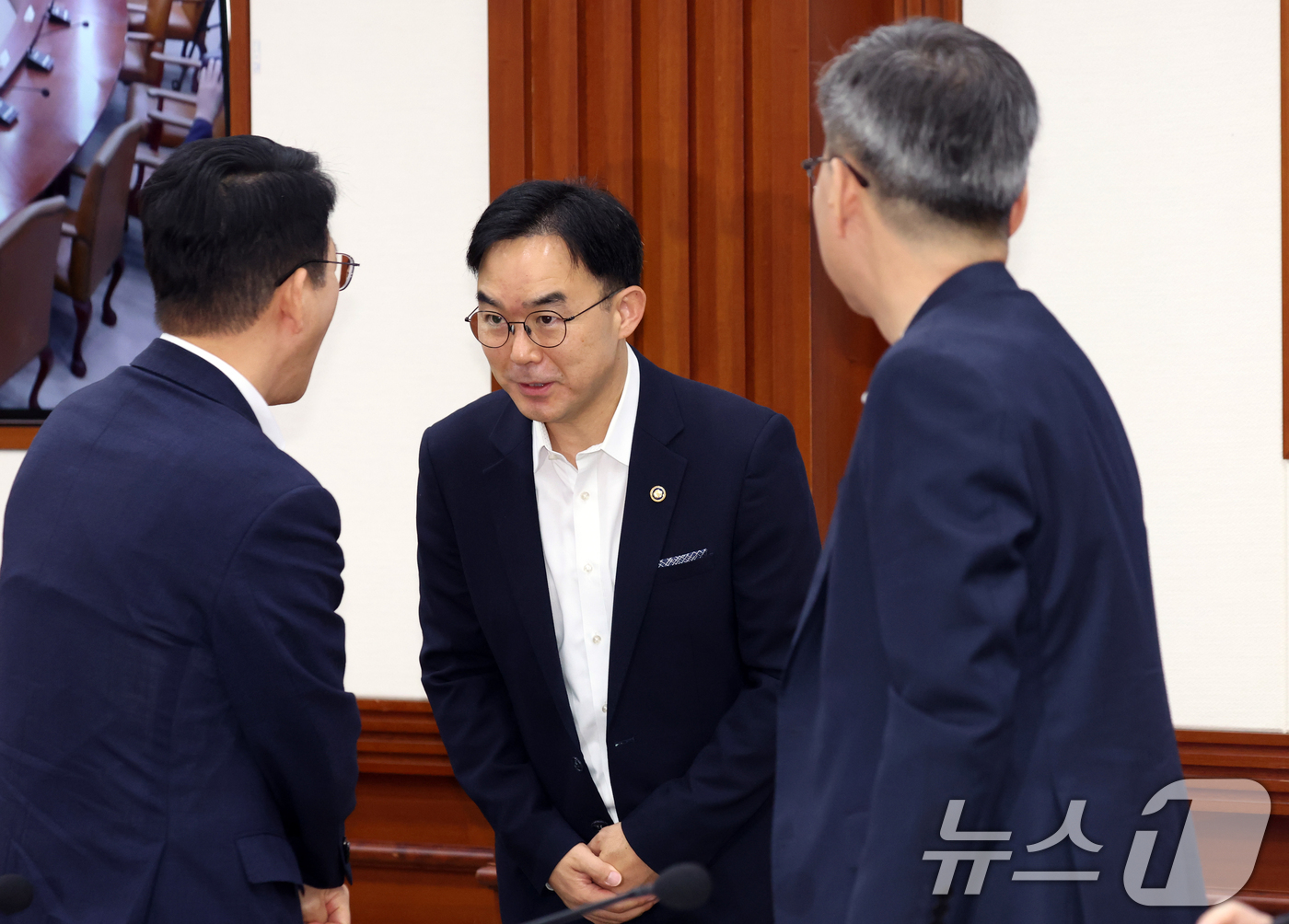 (서울=뉴스1) 김명섭 기자 = 채이배 국무총리비서실장이 15일 오전 서울 종로구 세종대로 정부서울청사에서 열린 제15차 비상경제점검회의에서 황종우 해양수산부 장관과 인사를 하고 …