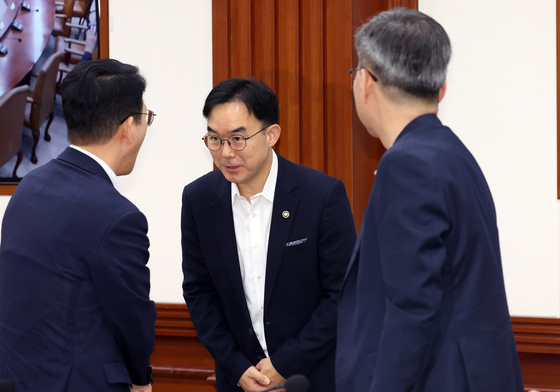 황종우 장관과 인사하는 채이배 비서실장