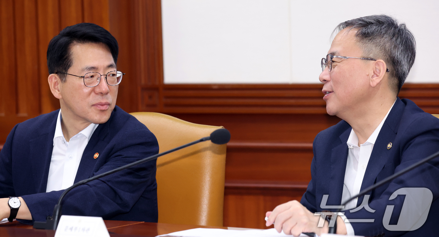 (서울=뉴스1) 김명섭 기자 = 황종우 해양수산부 장관과 김영수 문화체육관광부 1차관이 15일 오전 서울 종로구 세종대로 정부서울청사에서 열린 제15차 비상경제점검회의에서 대화를 …