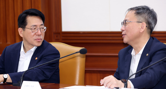 대화하는 황종우 장관과 김영수 차관