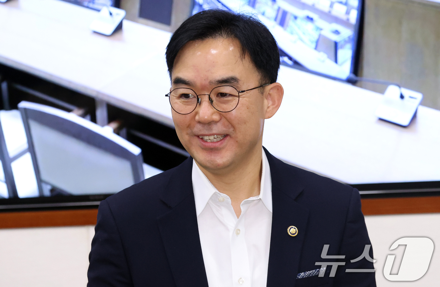 (서울=뉴스1) 김명섭 기자 = 채이배 국무총리비서실장이 15일 오전 서울 종로구 세종대로 정부서울청사에서 열린 제15차 비상경제점검회의에 참석하고 있다. 2026.7.15/뉴스1 …
