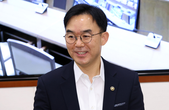 비상경제점검회의 참석하는 채이배 국무총리비서실장