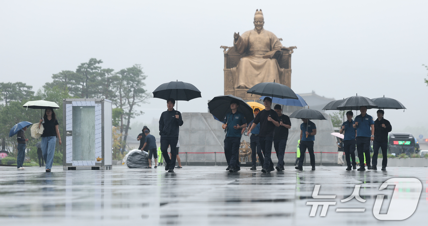 (서울=뉴스1) 안은나 기자 = 수도권에 100㎜의 비가 예보되는 등 전국에 장맛비가 내리는 15일 오전 서울 종로구 광화문광장에서 시민들이 우산을 쓴채 걸어가고 있다. 2026. …