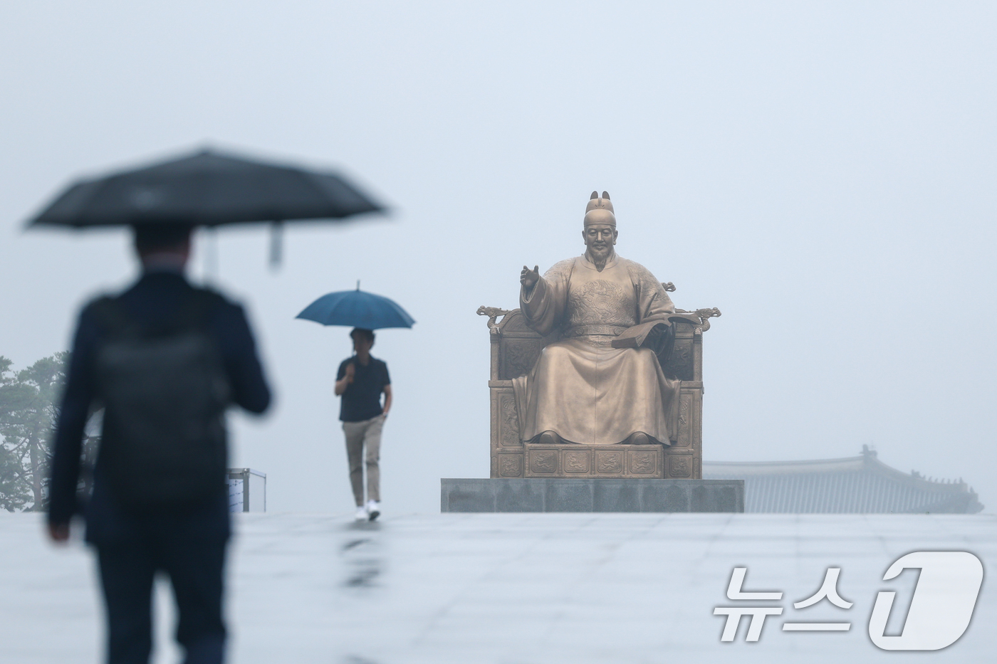 (서울=뉴스1) 안은나 기자 = 수도권에 100㎜의 비가 예보되는 등 전국에 장맛비가 내리는 15일 오전 서울 종로구 광화문광장에서 시민들이 우산을 쓴채 걸어가고 있다. 2026. …