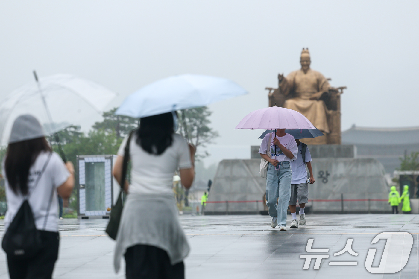(서울=뉴스1) 안은나 기자 = 수도권에 100㎜의 비가 예보되는 등 전국에 장맛비가 내리는 15일 오전 서울 종로구 광화문광장에서 시민들이 우산을 쓴채 걸어가고 있다. 2026. …