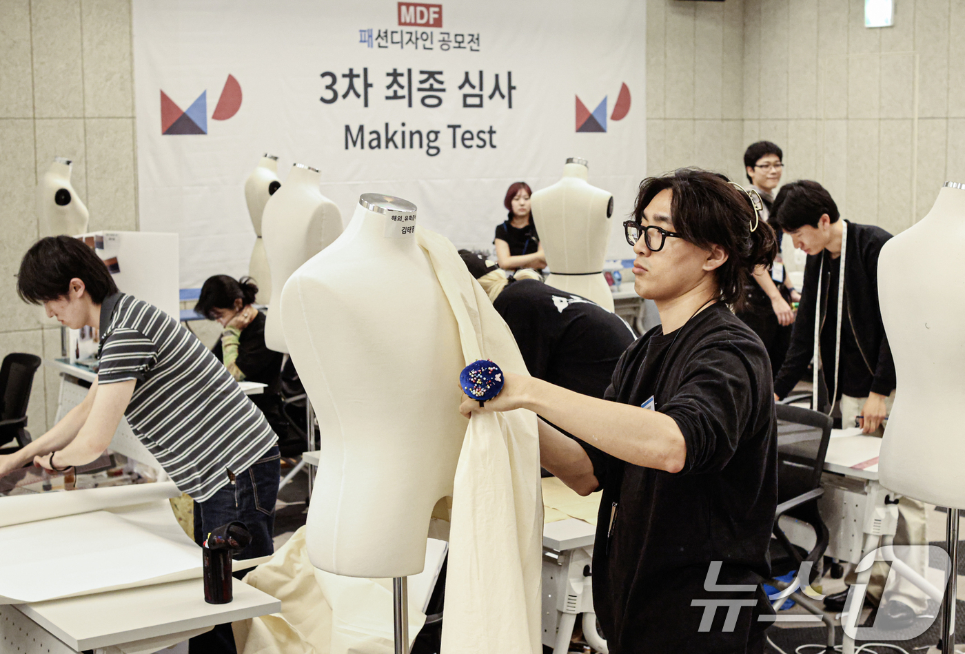 (서울=뉴스1) = 지난 14일 서울 강남구 한국섬유센터에서 열린 제7회 MDF 패션디자인 공모전 최종 심사 메이킹 테스트에서 참가자들이 작품을 만들고 있다. (엠디재단 제공. 재 …
