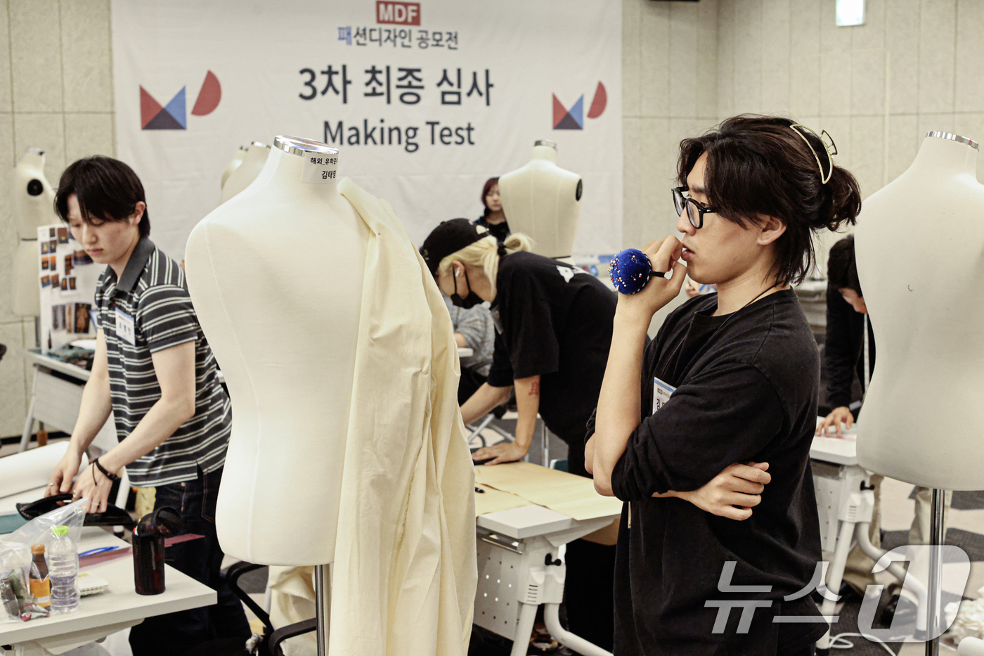 (서울=뉴스1) = 지난 14일 서울 강남구 한국섬유센터에서 열린 제7회 MDF 패션디자인 공모전 최종 심사 테스트에서 참가자들이 작품을 만들고 있다. (엠디재단 제공. 재판매 및 …