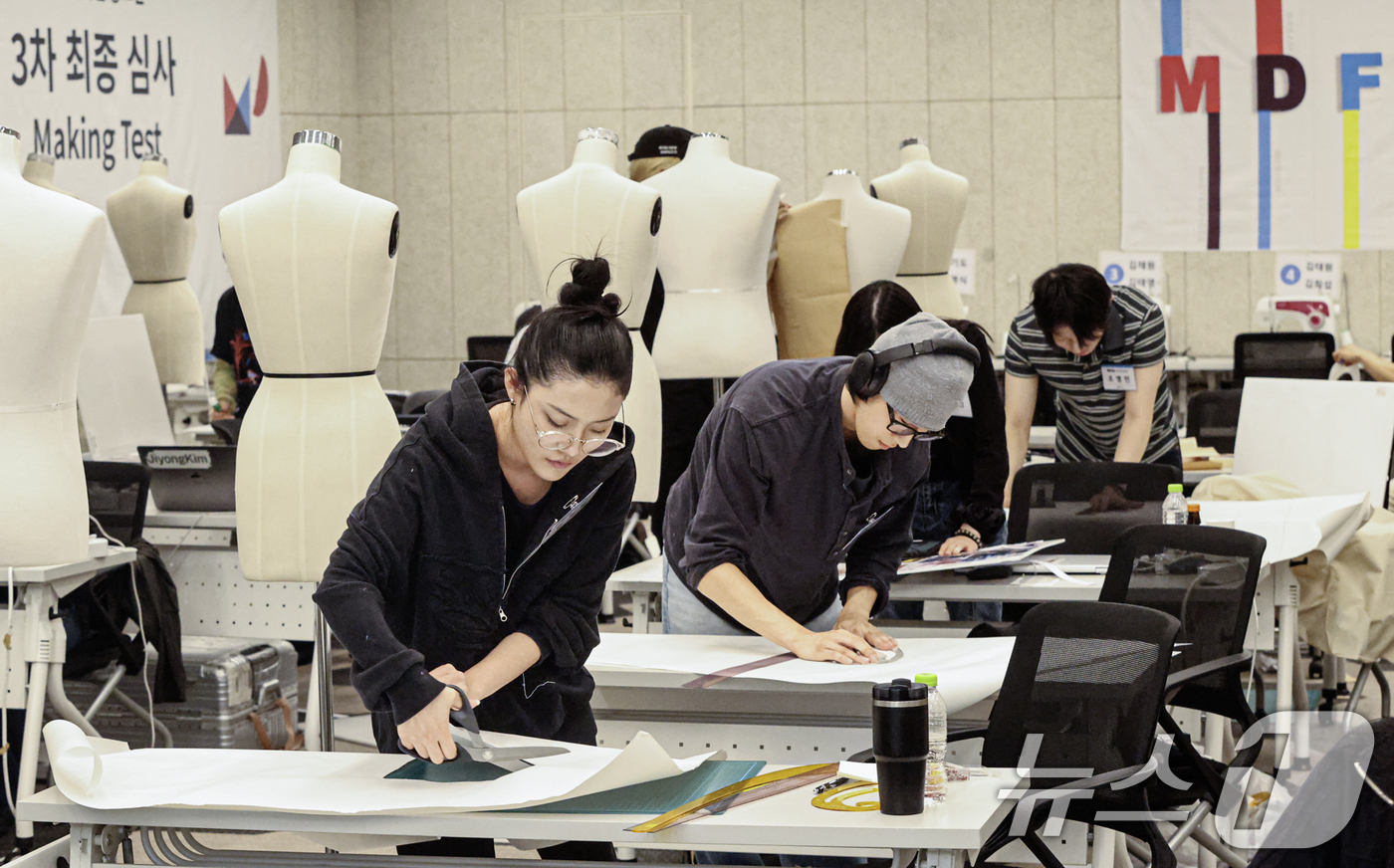 (서울=뉴스1) = 지난 14일 서울 강남구 한국섬유센터에서 열린 제7회 MDF 패션디자인 공모전 최종 심사 메이킹 테스트에서 참가자들이 작품을 만들고 있다. (엠디재단 제공. 재 …