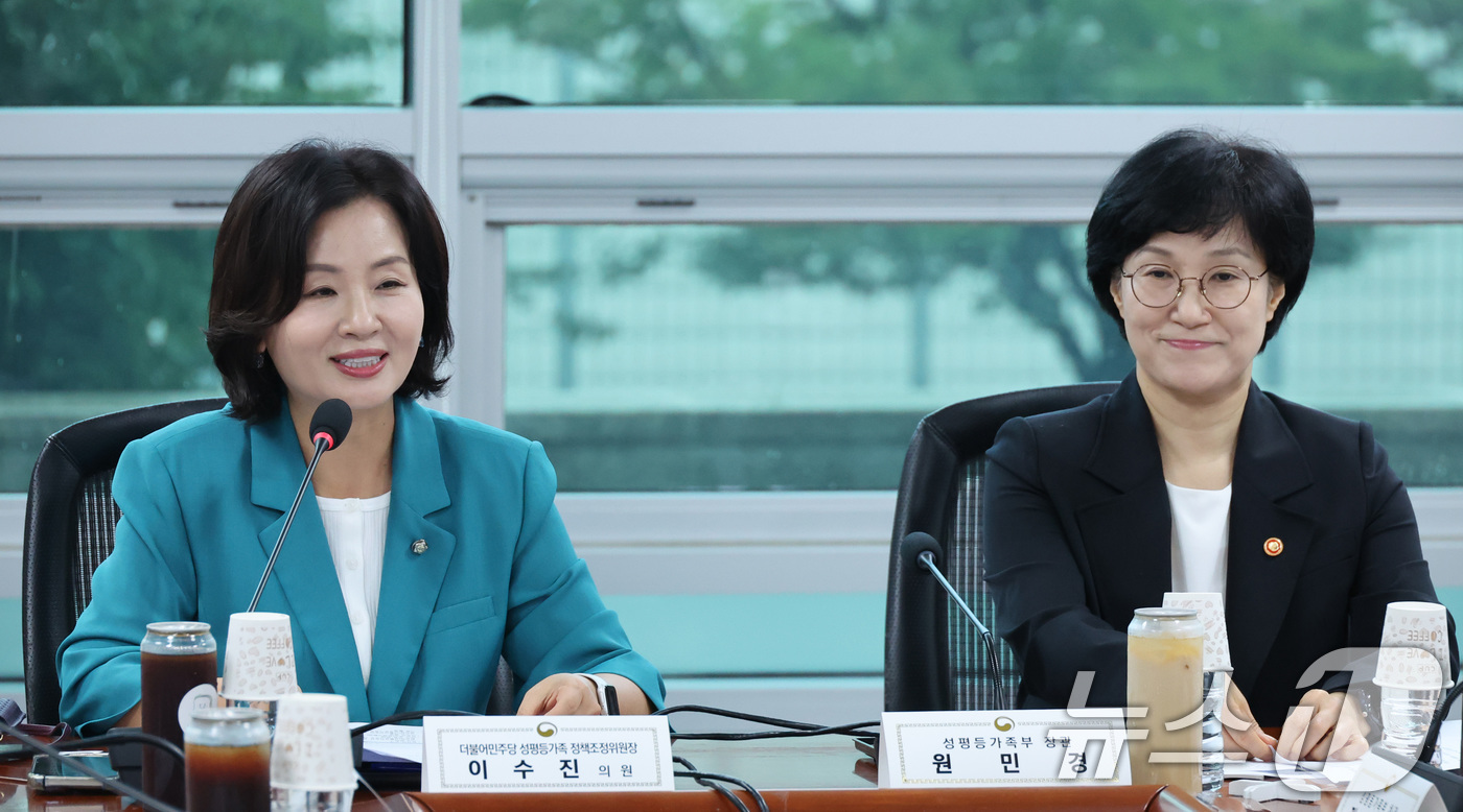 (서울=뉴스1) 신웅수 기자 = 이수진 더불어민주당 성평등가족 정책조정위원장(왼쪽)이 15일 서울 여의도 국회 의원회관에서 열린 성평등가족위원회 당정협의에서 발언하고 있다. 202 …
