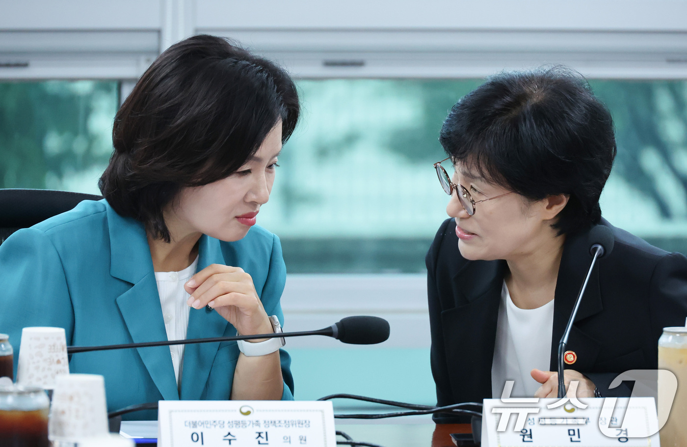 (서울=뉴스1) 신웅수 기자 = 이수진 더불어민주당 성평등가족 정책조정위원장(왼쪽)과 원민경 성평등가족부 장관이 15일 서울 여의도 국회 의원회관에서 열린 성평등가족위원회 당정협의 …