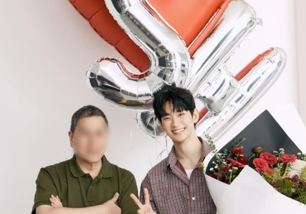 김수현, 1년 4개월 만의 복귀 속 밝은 미소…다소 수척해진 모습