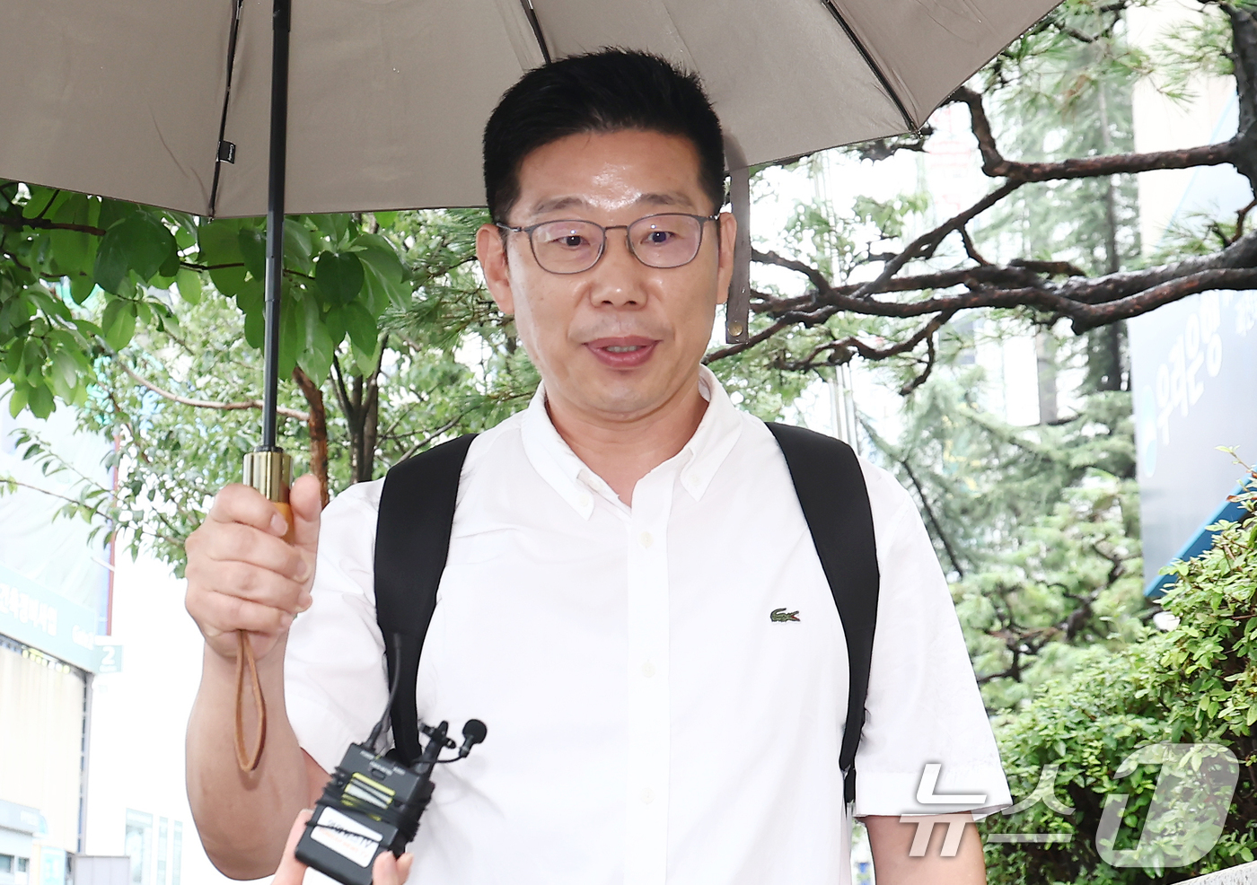 (과천=뉴스1) 김민지 기자 = 조성현 전 육군 수도방위사령부 제1경비단장(대령)이 15일 오전 내란 중요임무 종사 혐의 관련 피의자 조사를 받기 위해 경기 과천 2차 종합특검 사 …