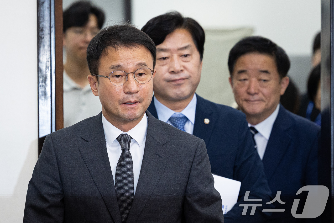 (서울=뉴스1) 유승관 기자 = 한병도 더불어민주당 당대표 직무대행 겸 원내대표를 비롯한 지도부가 15일 서울 여의도 국회에서 열린 최고위원회의에 참석하고 있다. 2026.7.15 …