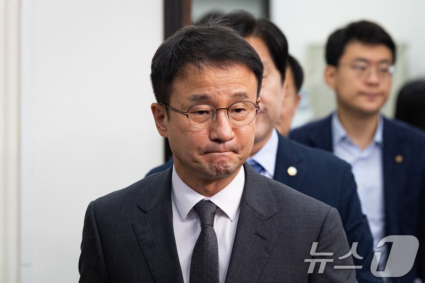 (서울=뉴스1) 유승관 기자 = 한병도 더불어민주당 당대표 직무대행 겸 원내대표를 비롯한 지도부가 15일 서울 여의도 국회에서 열린 최고위원회의에 참석하고 있다. 2026.7.15 …