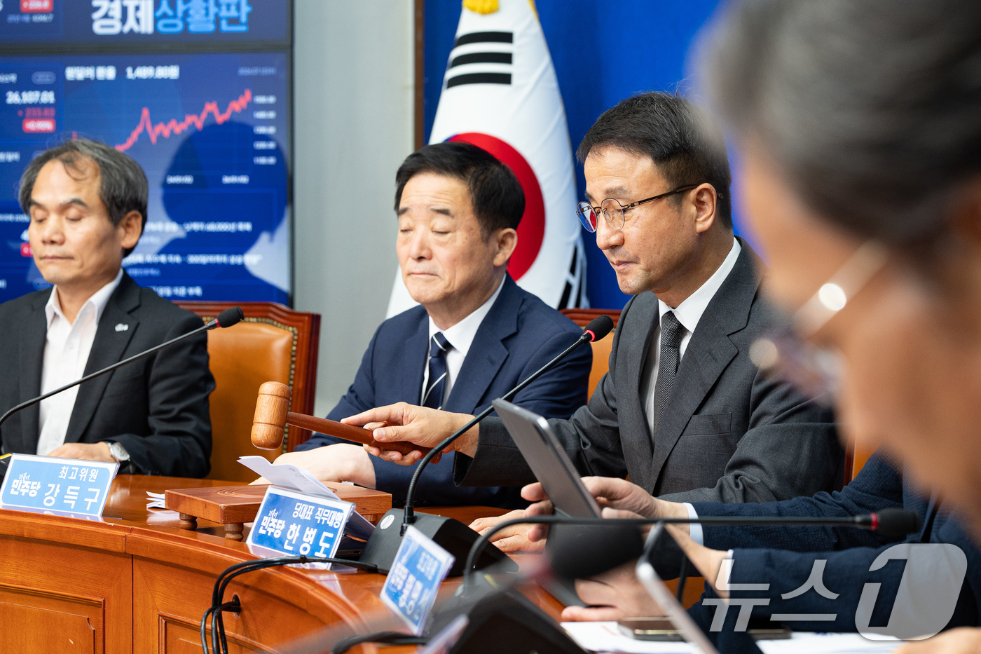 (서울=뉴스1) 유승관 기자 = 한병도 더불어민주당 당대표 직무대행 겸 원내대표가 15일 서울 여의도 국회에서 열린 최고위원회의에서 의사봉을 두드리고 있다. 2026.7.15/뉴스 …