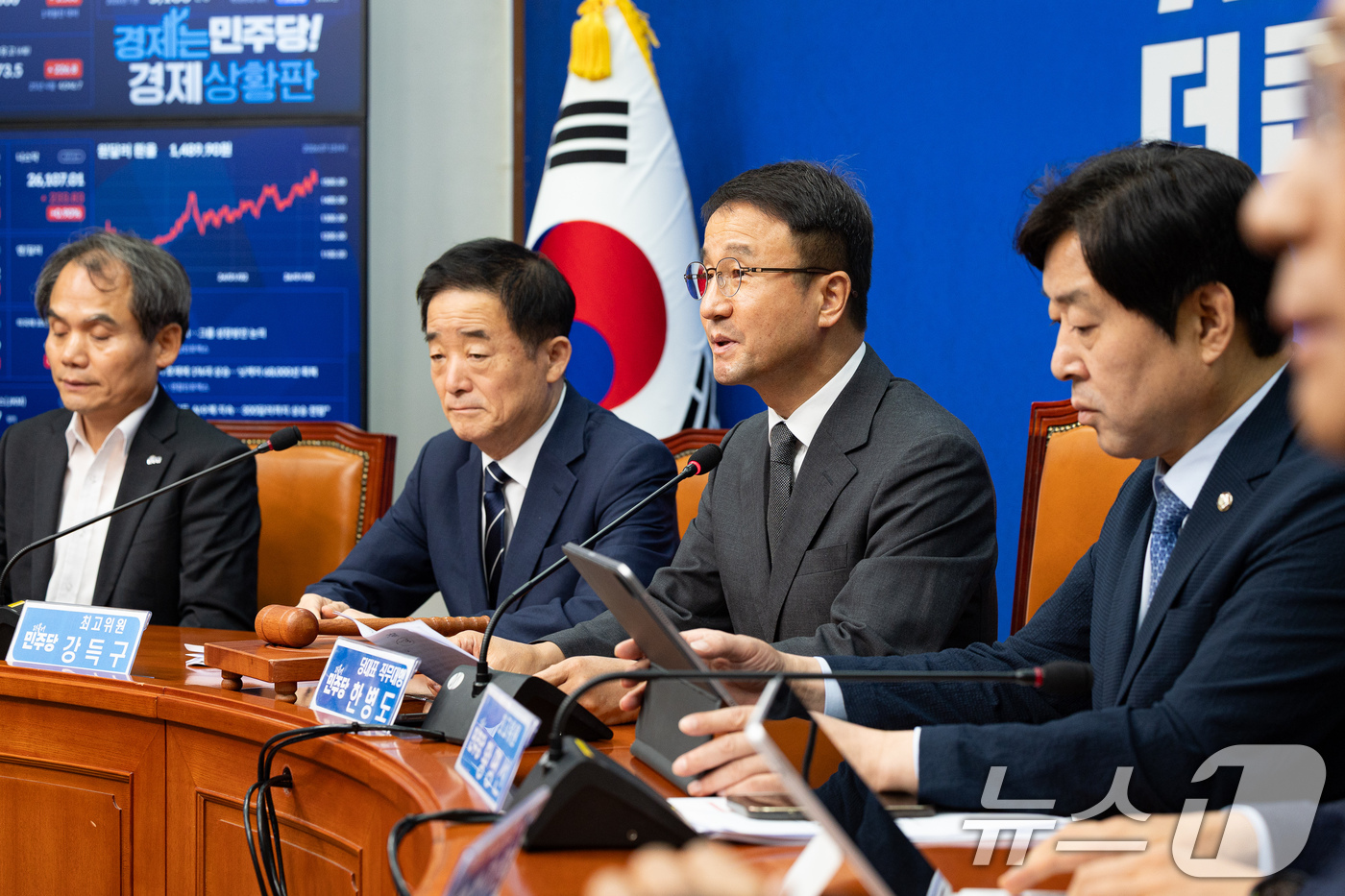 (서울=뉴스1) 유승관 기자 = 한병도 더불어민주당 당대표 직무대행 겸 원내대표가 15일 서울 여의도 국회에서 열린 최고위원회의에서 모두 발언을 하고 있다. 2026.7.15/뉴스 …
