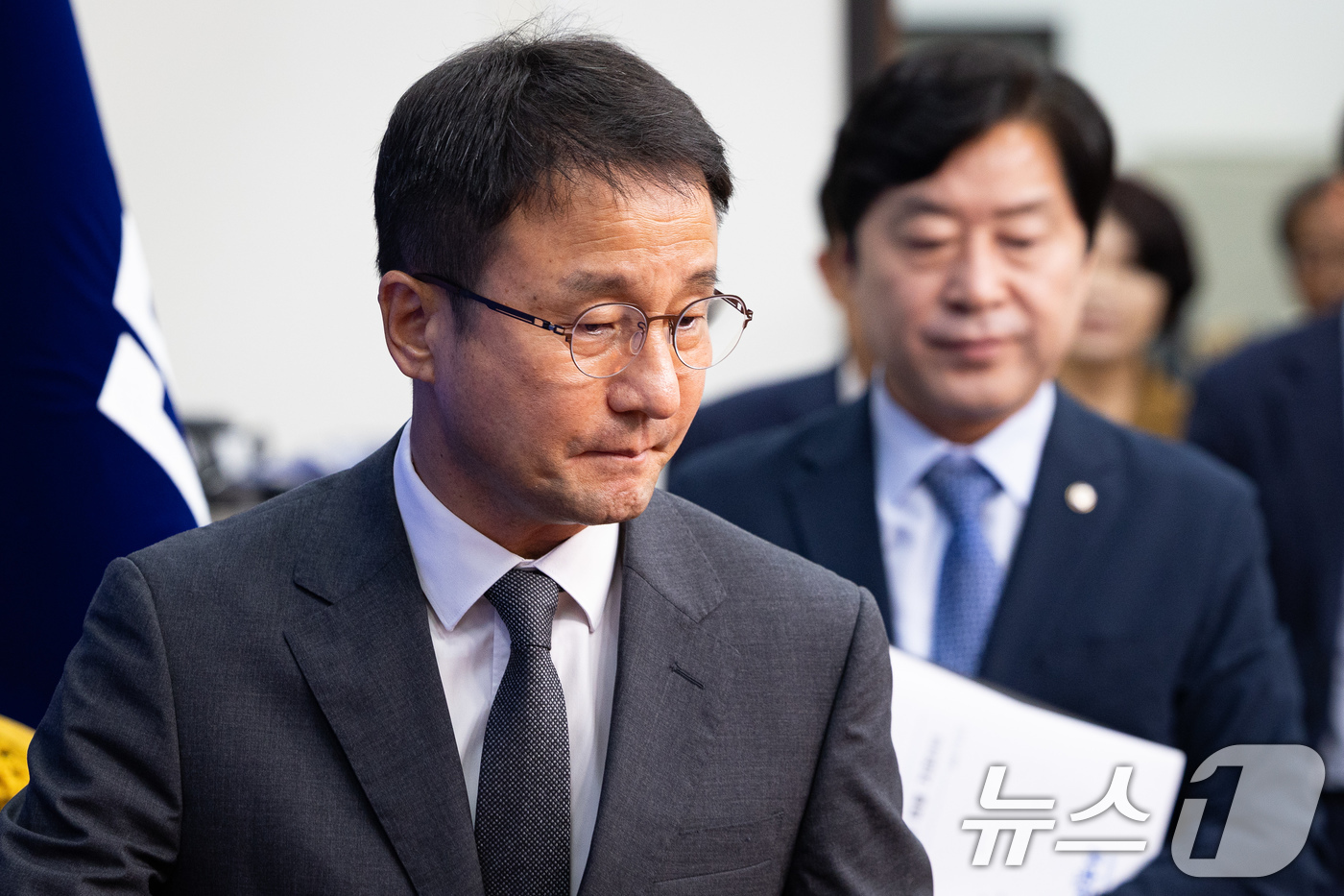 (서울=뉴스1) 유승관 기자 = 한병도 더불어민주당 당대표 직무대행 겸 원내대표를 비롯한 지도부가 15일 서울 여의도 국회에서 열린 최고위원회의에 참석하고 있다. 2026.7.15 …