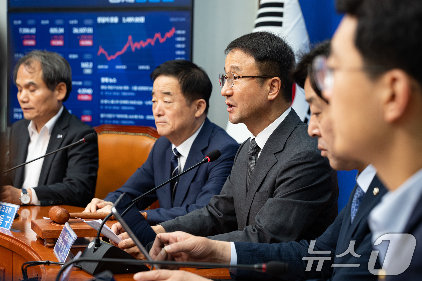 (서울=뉴스1) 유승관 기자 = 한병도 더불어민주당 당대표 직무대행 겸 원내대표가 15일 서울 여의도 국회에서 열린 최고위원회의에서 모두 발언을 하고 있다. 2026.7.15/뉴스 …