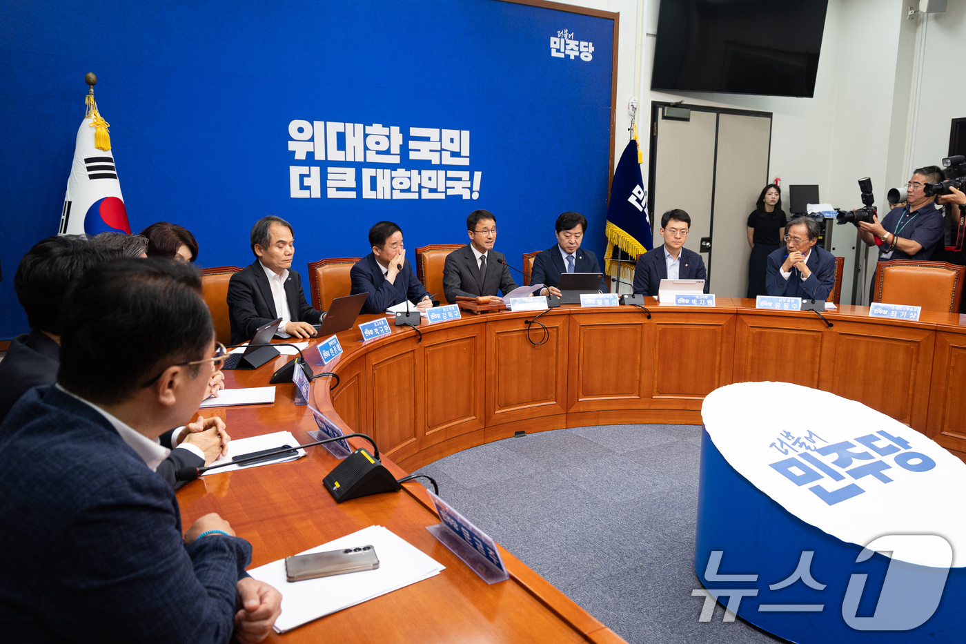 (서울=뉴스1) 유승관 기자 = 한병도 더불어민주당 당대표 직무대행 겸 원내대표가 15일 서울 여의도 국회에서 열린 최고위원회의에서 모두 발언을 하고 있다. 2026.7.15/뉴스 …