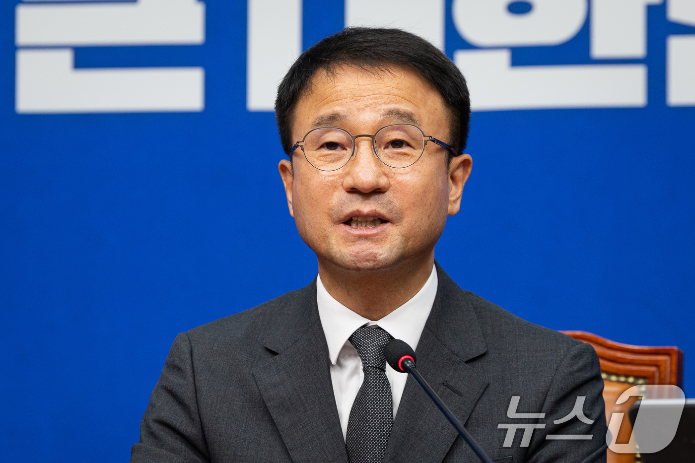 (서울=뉴스1) 유승관 기자 = 한병도 더불어민주당 당대표 직무대행 겸 원내대표가 15일 서울 여의도 국회에서 열린 최고위원회의에서 모두 발언을 하고 있다. 2026.7.15/뉴스 …