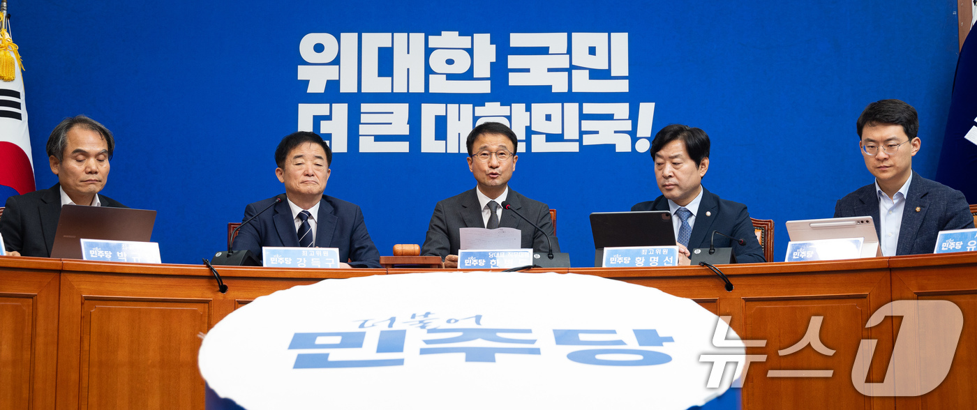 (서울=뉴스1) 유승관 기자 = 한병도 더불어민주당 당대표 직무대행 겸 원내대표가 15일 서울 여의도 국회에서 열린 최고위원회의에서 모두 발언을 하고 있다. 2026.7.15/뉴스 …
