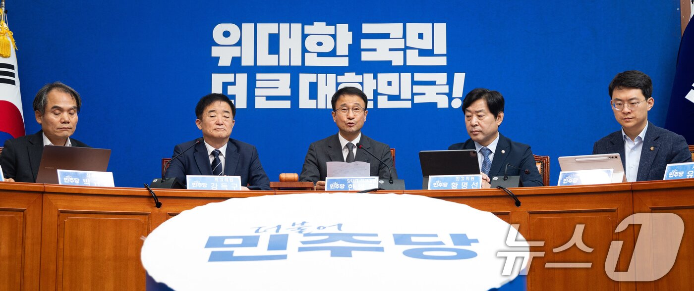 본문 이미지 - 한병도 더불어민주당 당대표 직무대행 겸 원내대표가 15일 서울 여의도 국회에서 열린 최고위원회의에서 모두 발언을 하고 있다. 2026.7.15 ⓒ 뉴스1 유승관 기자