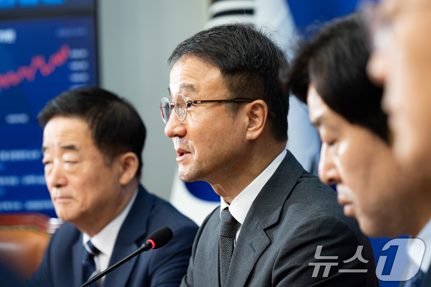 (서울=뉴스1) 유승관 기자 = 한병도 더불어민주당 당대표 직무대행 겸 원내대표가 15일 서울 여의도 국회에서 열린 최고위원회의에서 모두 발언을 하고 있다. 2026.7.15/뉴스 …