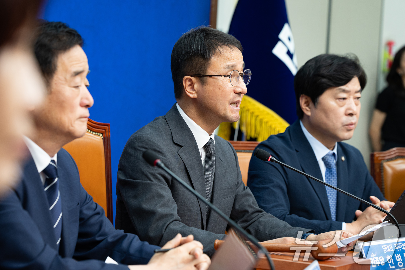 (서울=뉴스1) 유승관 기자 = 한병도 더불어민주당 당대표 직무대행 겸 원내대표가 15일 서울 여의도 국회에서 열린 최고위원회의에서 모두 발언을 하고 있다. 2026.7.15/뉴스 …