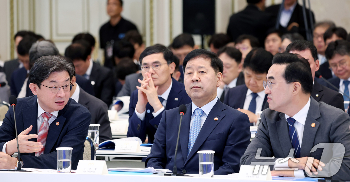 (서울=뉴스1) 허경 기자 = 박홍근 기획예산처 장관과 이억원 금융위원장이 15일 청와대 영빈관에서 열린 재정경제부, 국가데이터처, 금융위원회, 기획예산처 업무보고에서 대화를 하고 …
