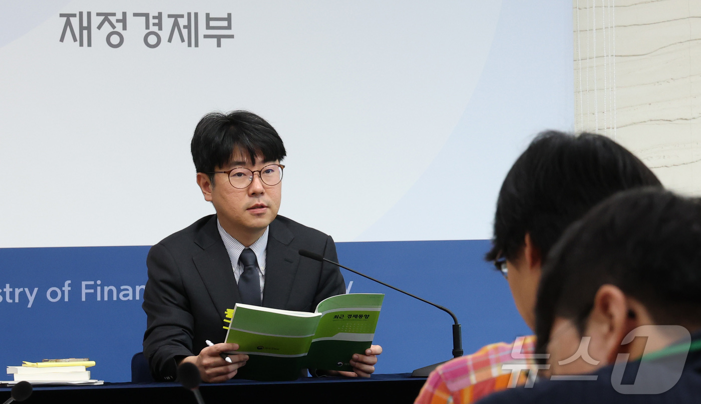 (세종=뉴스1) 김기남 기자 = 조성중 경제분석과장이 15일 세종시 정부세종청사에서 2026년 7월 최근경제동향을 발표하고 있다. 2026.7.15/뉴스1