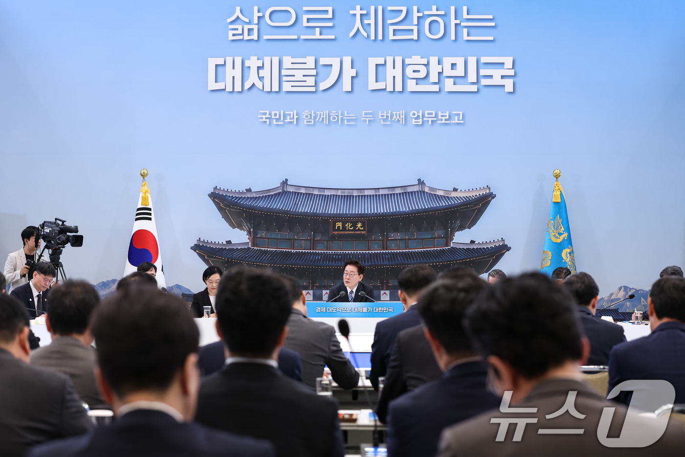 (서울=뉴스1) 허경 기자 = 이재명 대통령이 15일 청와대 영빈관에서 열린 재정경제부, 국가데이터처, 금융위원회, 기획예산처 업무보고에서 발언하고 있다. 2026.7.15/뉴스1 …