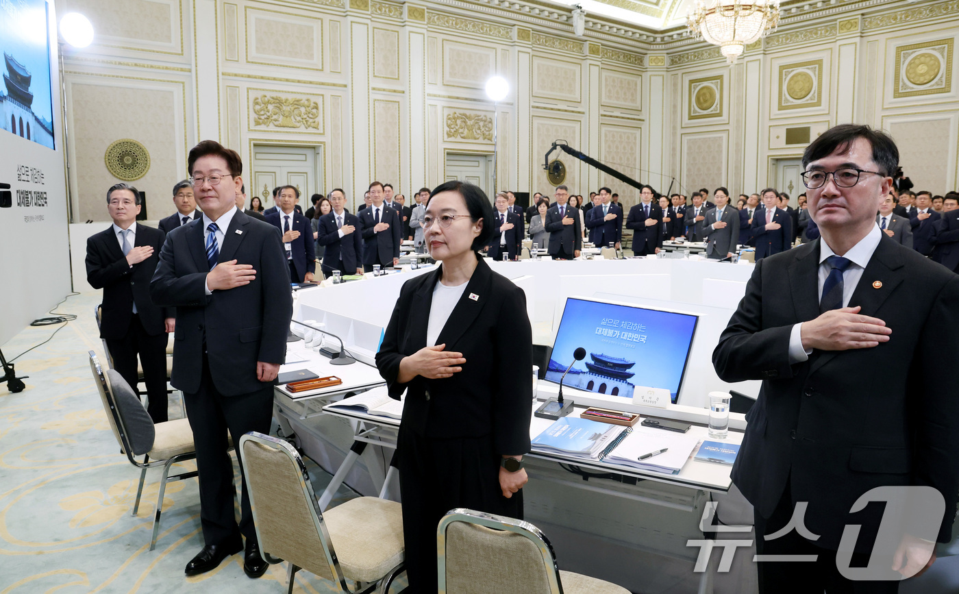 (서울=뉴스1) 허경 기자 = 이재명 대통령이 15일 청와대 영빈관에서 열린 재정경제부, 국가데이터처, 금융위원회, 기획예산처 업무보고에서 국민의례를 하고 있다.  2026.7.1 …