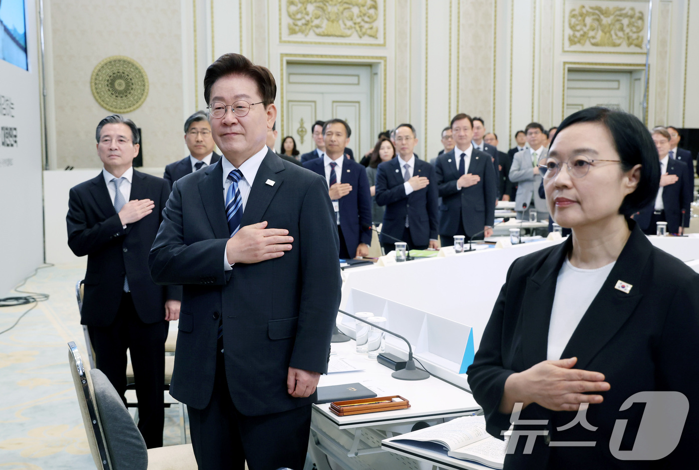 (서울=뉴스1) 허경 기자 = 이재명 대통령이 15일 청와대 영빈관에서 열린 재정경제부, 국가데이터처, 금융위원회, 기획예산처 업무보고에서 국민의례를 하고 있다.  2026.7.1 …