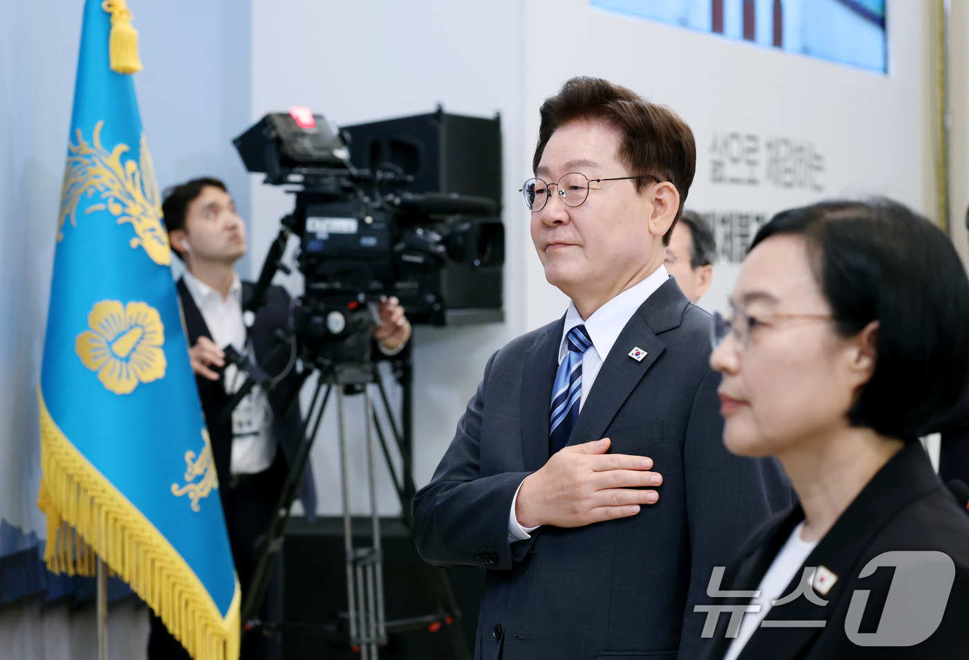 (서울=뉴스1) 허경 기자 = 이재명 대통령이 15일 청와대 영빈관에서 열린 재정경제부, 국가데이터처, 금융위원회, 기획예산처 업무보고에서 국민의례를 하고 있다.  2026.7.1 …