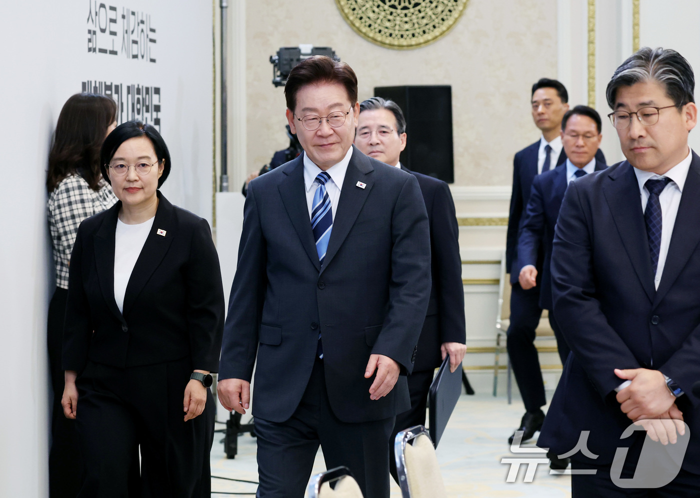 (서울=뉴스1) 허경 기자 = 이재명 대통령이 15일 청와대 영빈관에서 열린 재정경제부, 국가데이터처, 금융위원회, 기획예산처 업무보고에 입장하고 있다. 2026.7.15/뉴스1