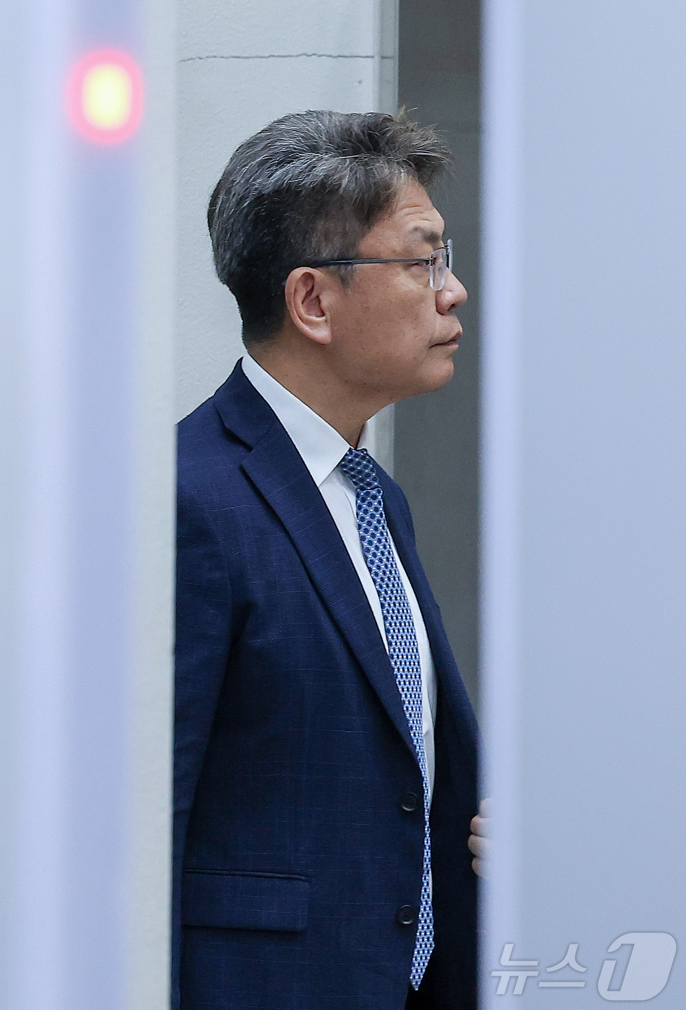 (서울=뉴스1) 김성진 기자 = '순직 해병 사건 수사 외압 의혹'과 관련해 수사 비밀을 누설한 의혹을 받는 이시원 전 대통령실 공직기강비서관이 15일 서울 서초구 서울중앙지방법원 …