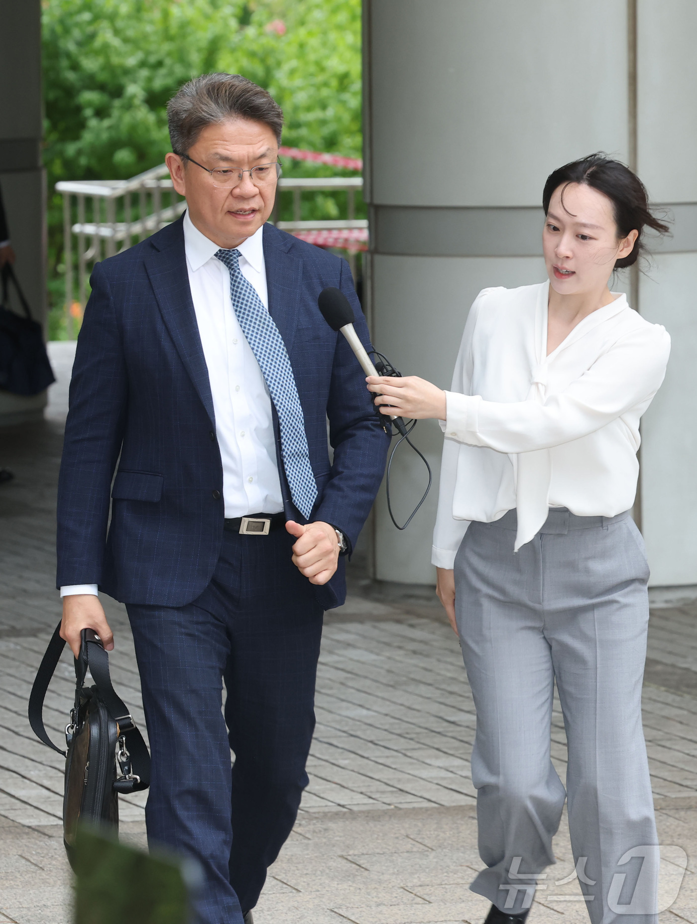 (서울=뉴스1) 김성진 기자 = '순직 해병 사건 수사 외압 의혹'과 관련해 수사 비밀을 누설한 의혹을 받는 이시원 전 대통령실 공직기강비서관이 15일 서울 서초구 서울중앙지방법원 …
